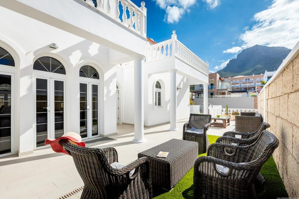 Property building, Patio, Day, Balcony/Terrace, Mountain view