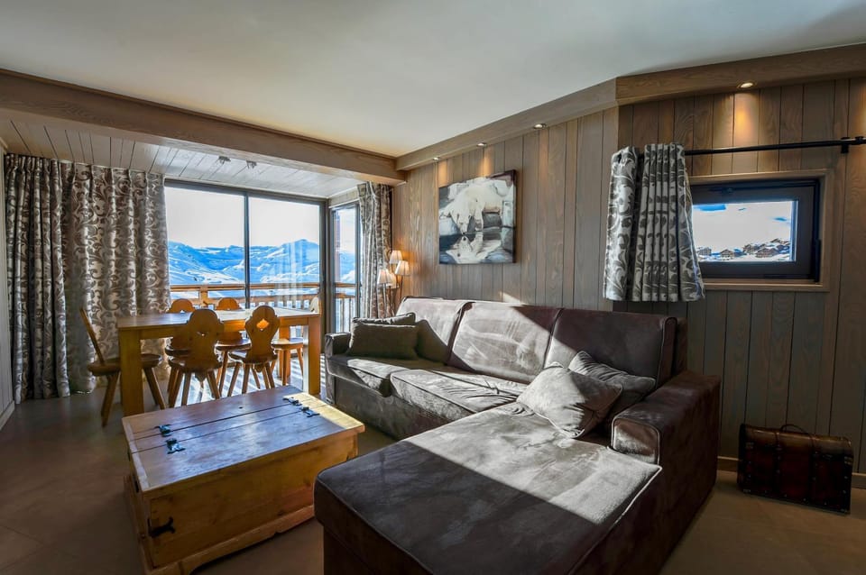 Living room, Dining area, Mountain view