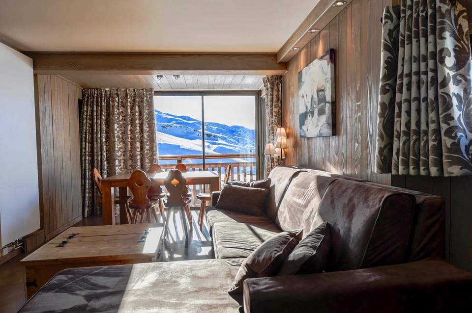 Living room, Dining area, Mountain view