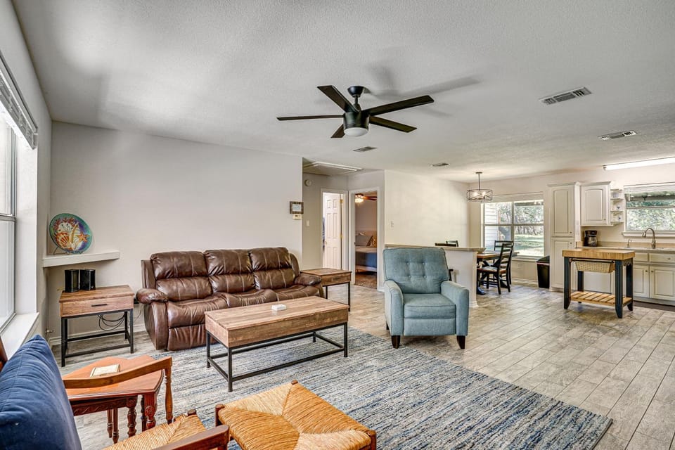 Granbury Cottage, Steps to Lake & Dock! House in Granbury