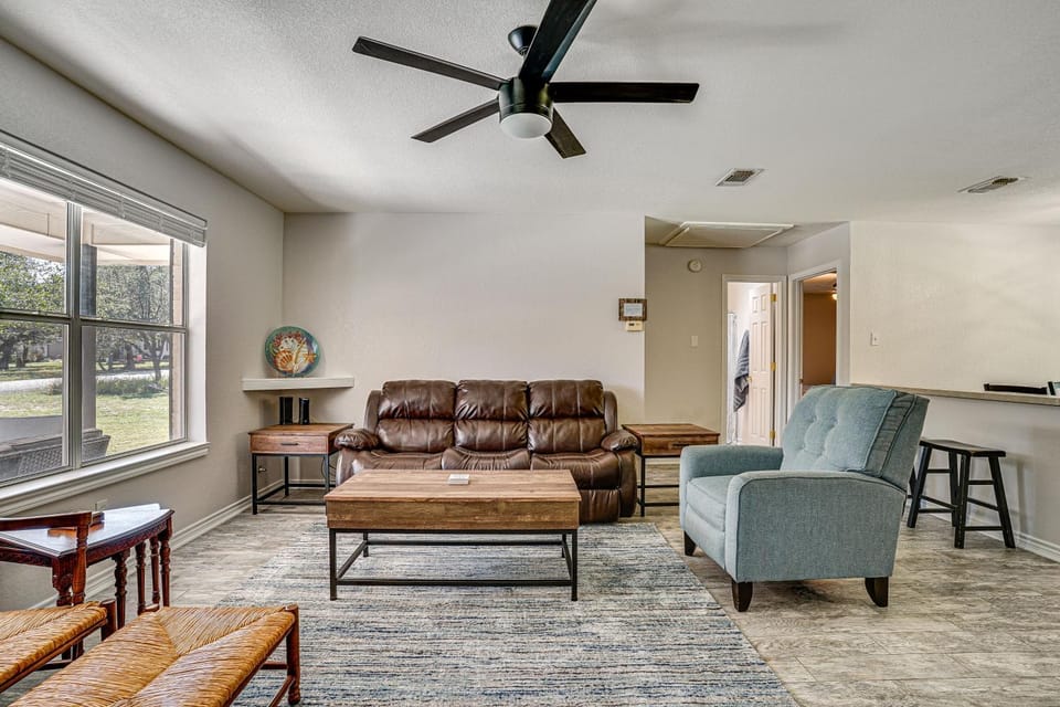 Granbury Cottage, Steps to Lake & Dock! House in Granbury