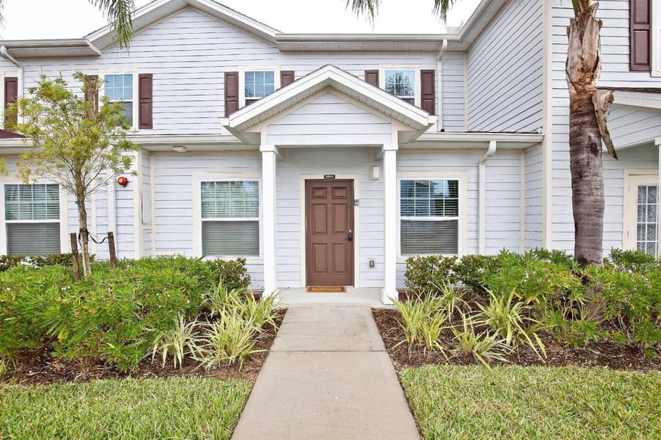 Great and practical townhouse in gated community, sleeps 6 10 min to Disney! House in Bay Lake