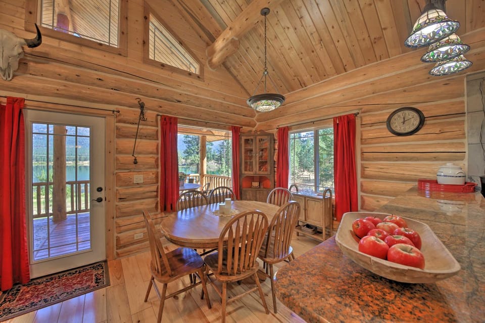 Scenic Riverfront Retreat w/ Hot Tub & Kayaks! House in Idaho