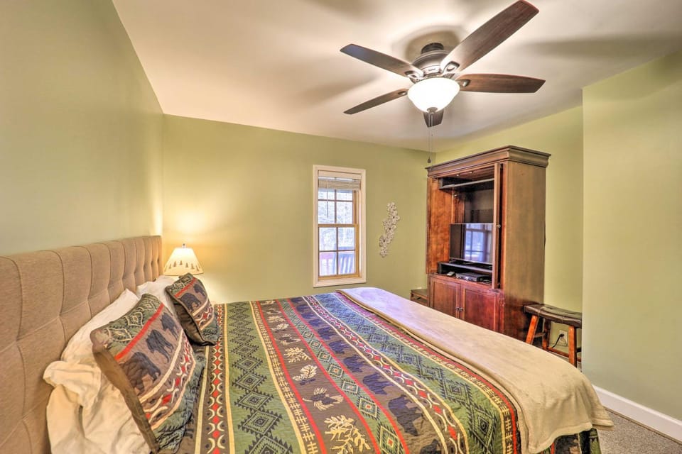10 Mi to Sugar Mountain! Cabin w/ Lake Access Cabin in North Carolina