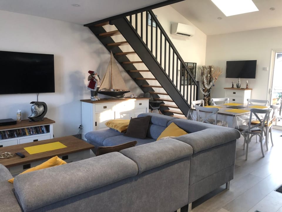 Living room, Dining area