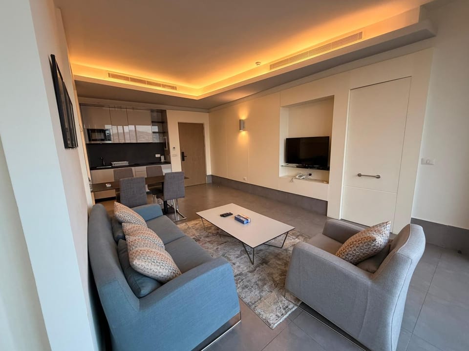 TV and multimedia, Living room, Seating area, Dining area