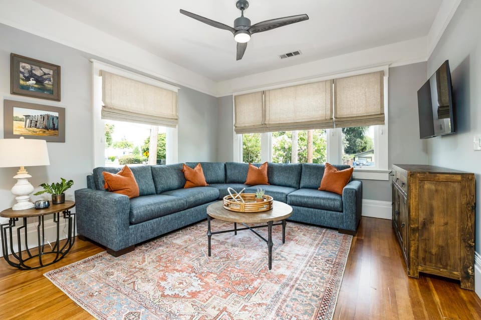 TV and multimedia, Living room, Seating area