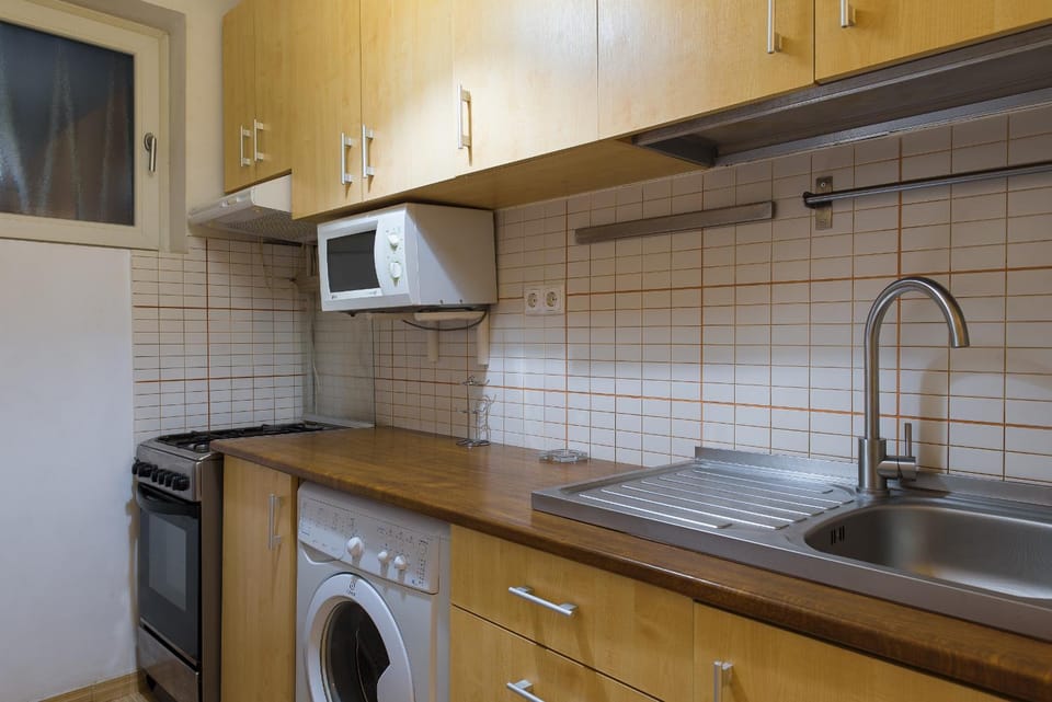 Kitchen or kitchenette, stove, washing machine