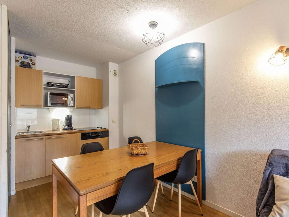 Charmant T2 pour 6 avec Terrasse, Piscine Couverte et Parking à Bagnères-de-Bigorre - FR-1-404-275 Apartment in Aragon