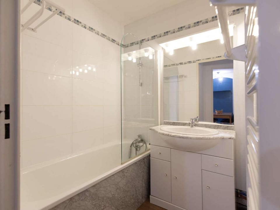 Charmant T2 pour 6 avec Terrasse, Piscine Couverte et Parking à Bagnères-de-Bigorre - FR-1-404-275 Apartment in Aragon