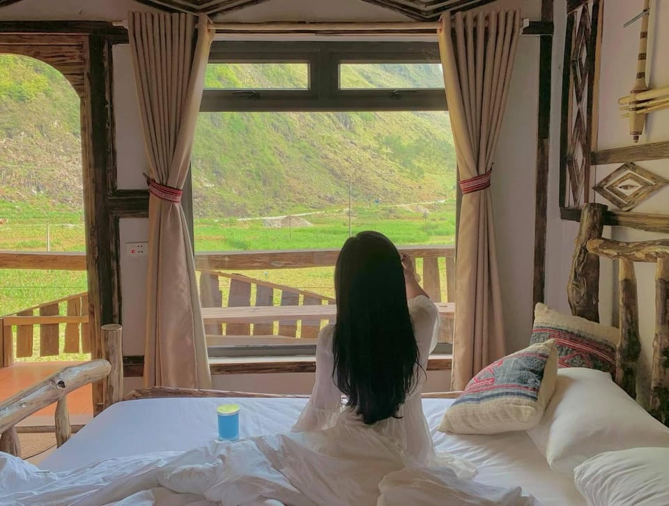 Bed, People, Natural landscape, View (from property/room), Balcony/Terrace, Photo of the whole room, Bedroom, group of guests
