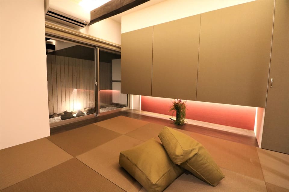 Photo of the whole room, Decorative detail, group of guests, Family, Inner courtyard view