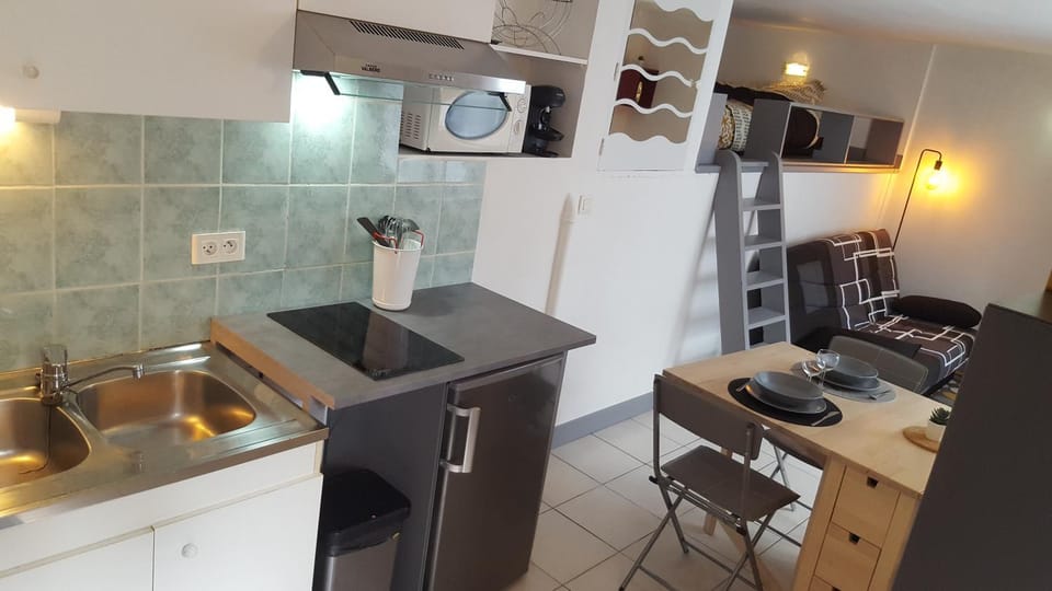 Kitchen or kitchenette