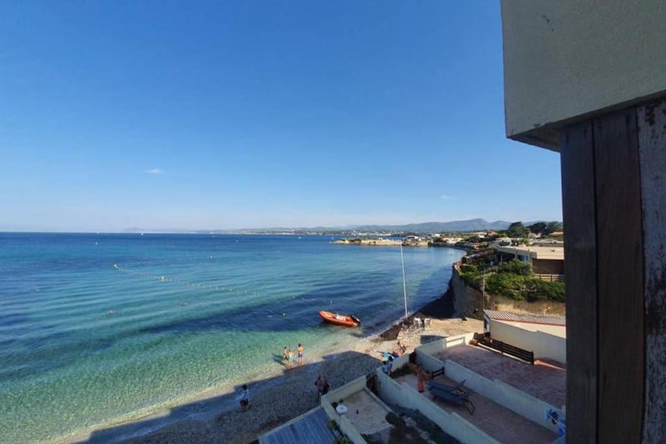 Miramare studio pieds dans l eau vue mer féerique 180 féerique Apartment in Six-Fours-les-Plages