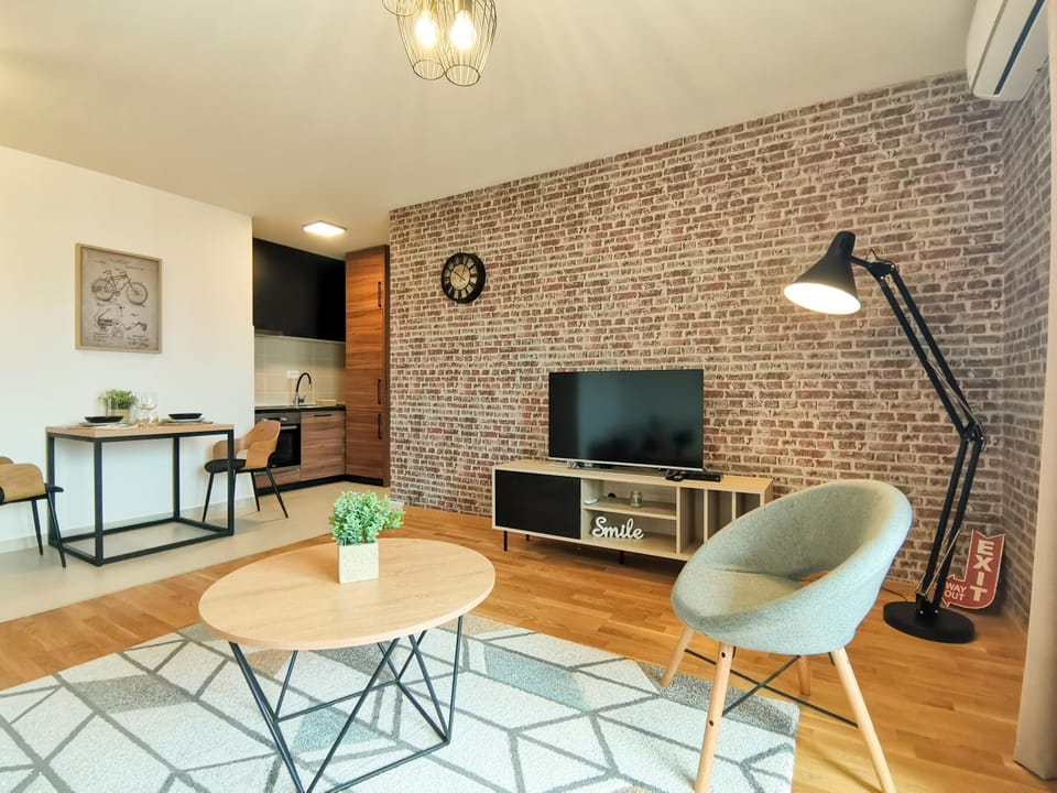 TV and multimedia, Living room, Seating area, Dining area