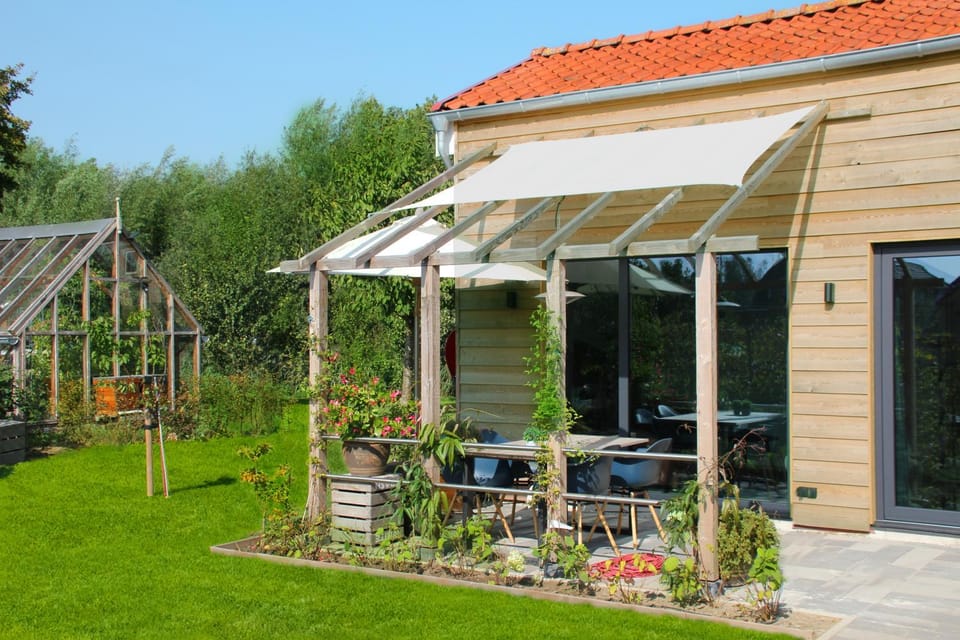 Property building, Facade/entrance, Garden, Garden view