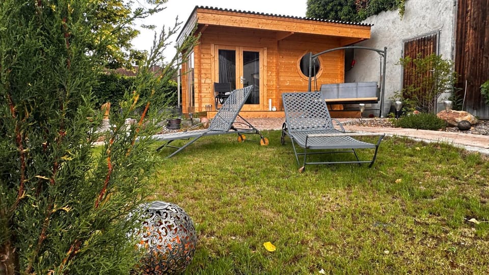 Idyllische Ferienwohnungen Hofblick Balkonterrasse WG 2 Hofblick WG 1 ohne Terrasse Apartment in Bavaria