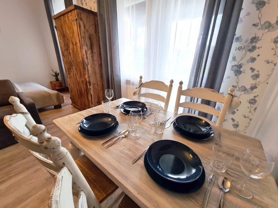 Photo of the whole room, Dining area, wardrobe