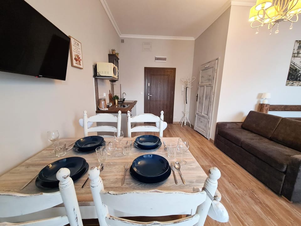 TV and multimedia, Living room, Photo of the whole room, Dining area