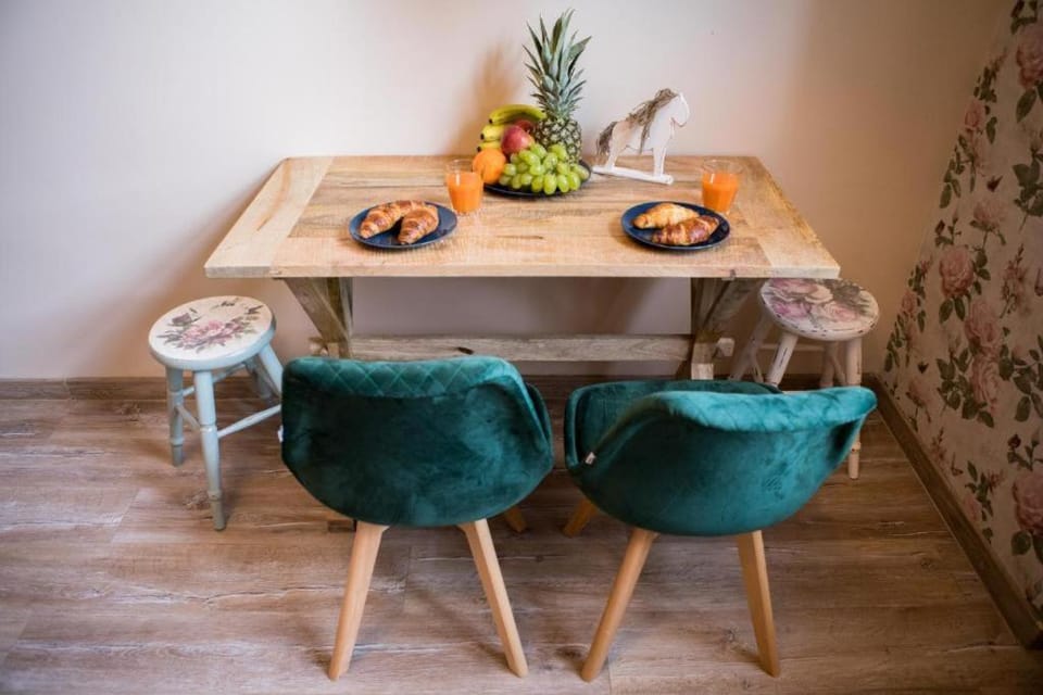 Photo of the whole room, Seating area, Dining area