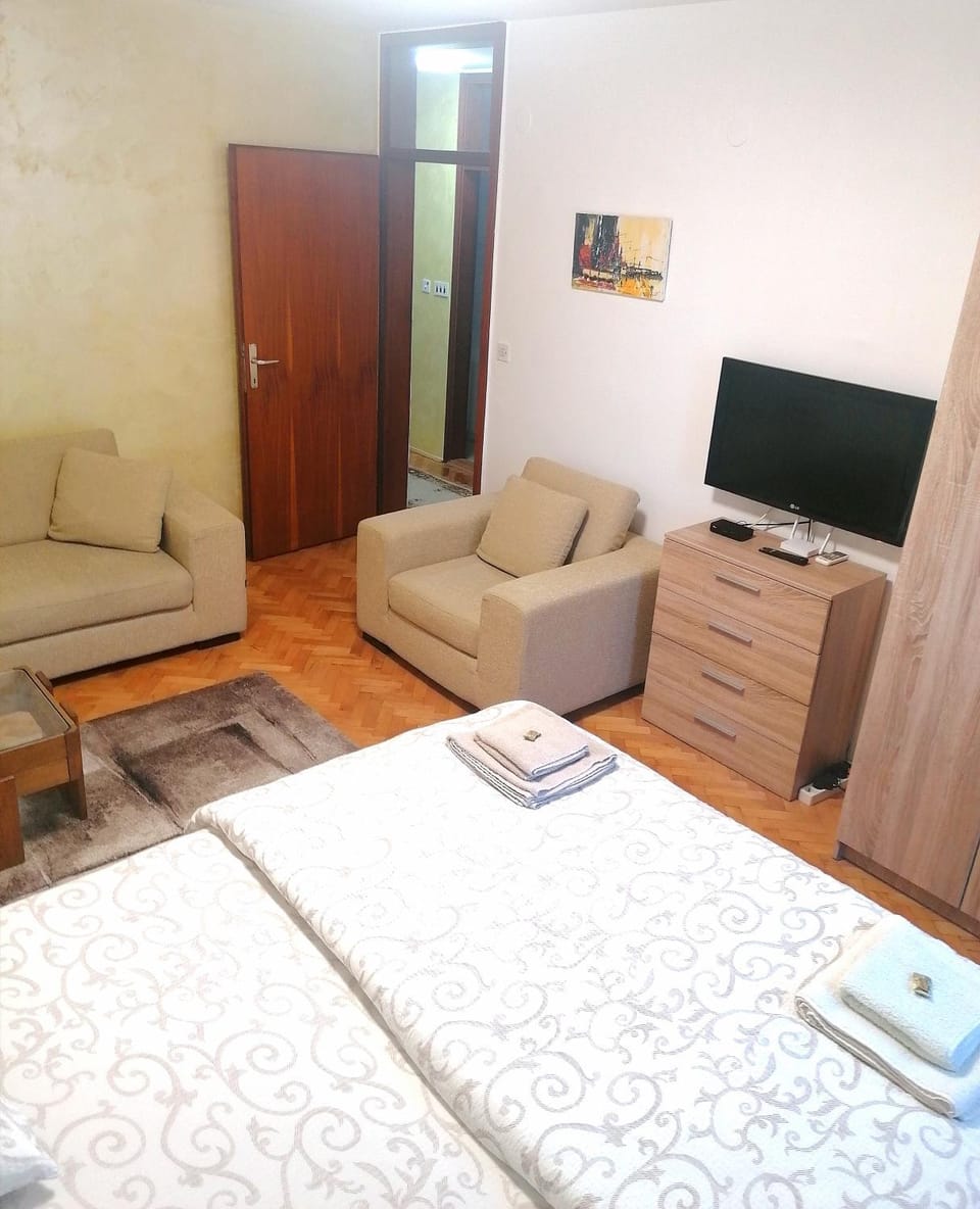 Bed, Photo of the whole room, Seating area, Bedroom