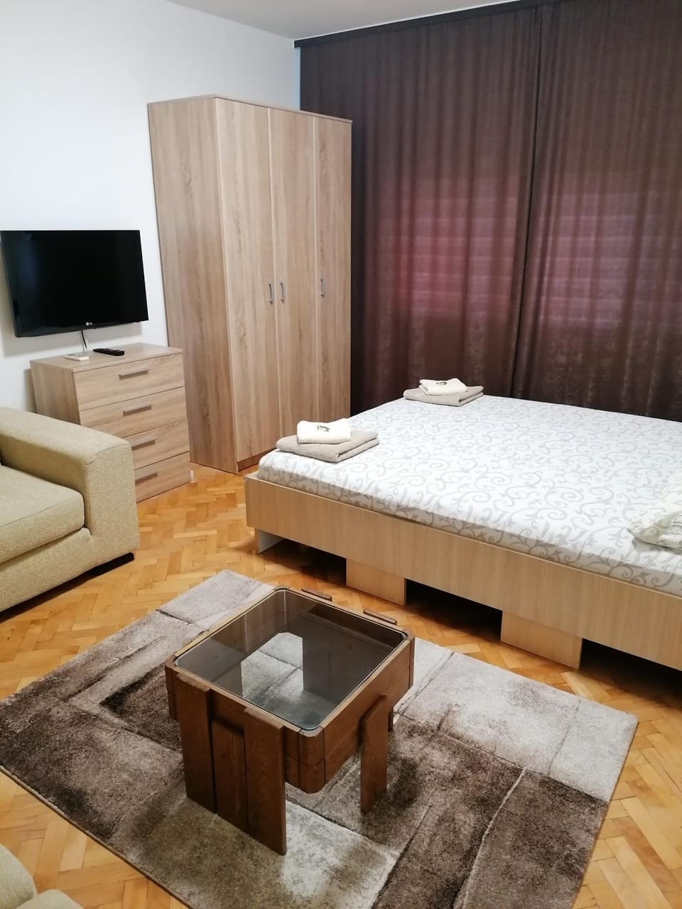 Photo of the whole room, Bedroom