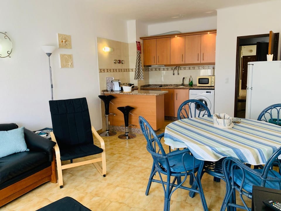 Kitchen or kitchenette, Living room, Dining area, minibar, stove
