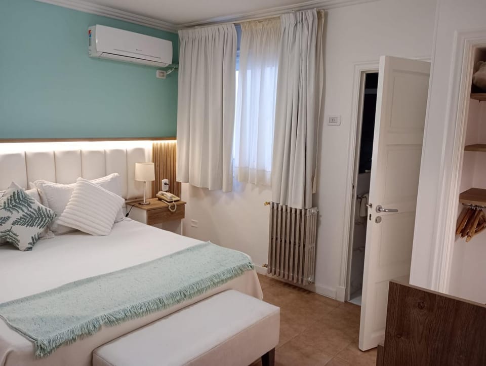 Bed, Photo of the whole room, Bedroom, internet, air conditioner