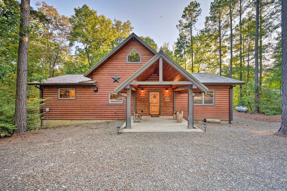 Creekside Broken Bow Cabin w/ Hot Tub & Fire Pit! Cabin in Oklahoma