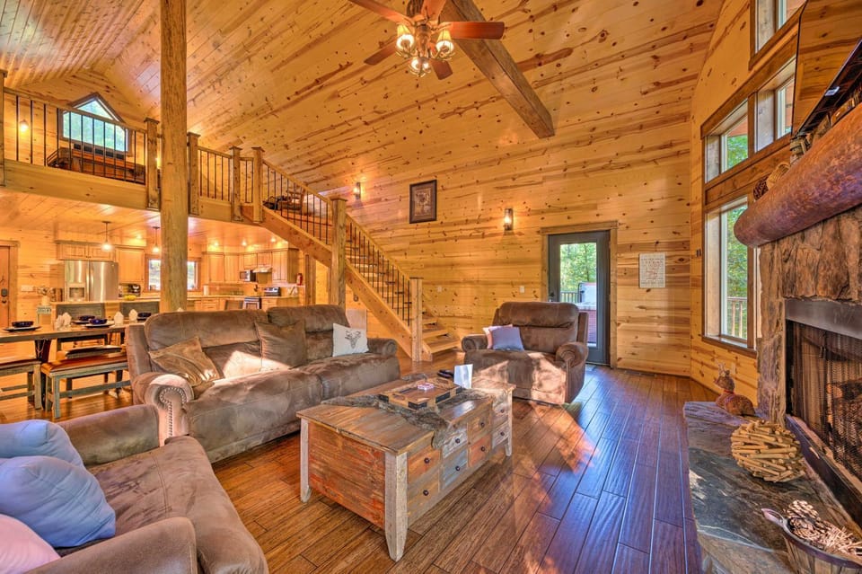 Creekside Broken Bow Cabin w/ Hot Tub & Fire Pit! Cabin in Oklahoma
