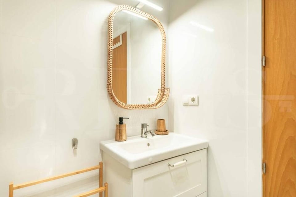 Bright apartment near the historic center by REMS Apartment in Malaga