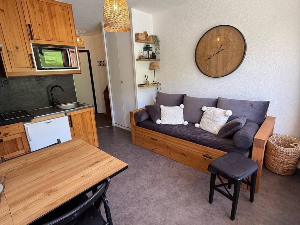 Studio cabine 24m² au pied des pistes avec balcon - FR-1-557-115 Cabin in Auvergne-Rhône-Alpes