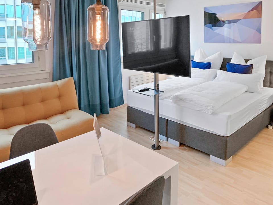 Bed, TV and multimedia, Living room, Photo of the whole room, Seating area, Bedroom