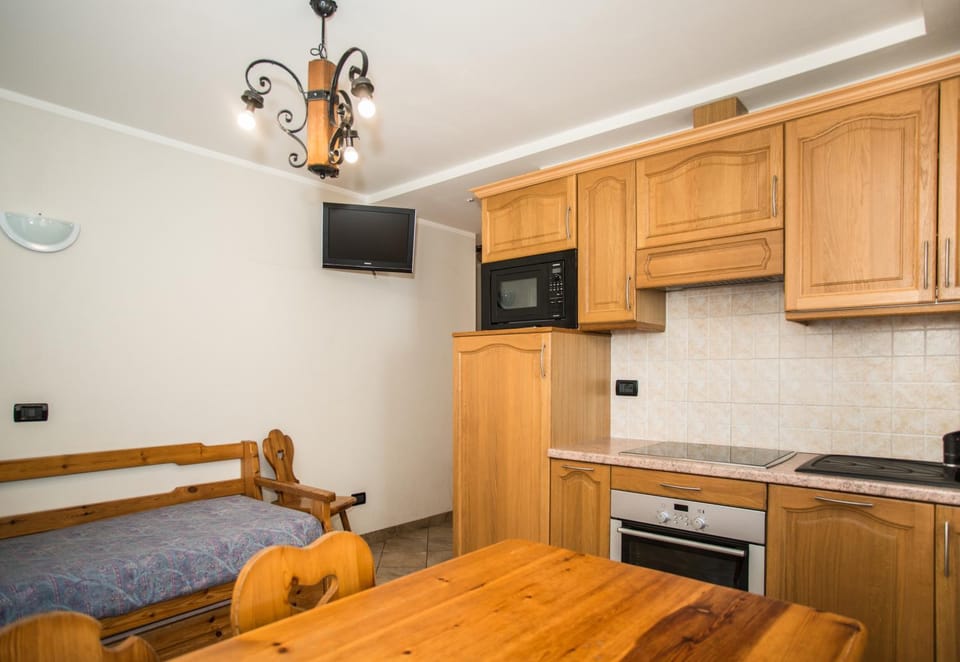 TV and multimedia, Kitchen or kitchenette, Living room, Seating area