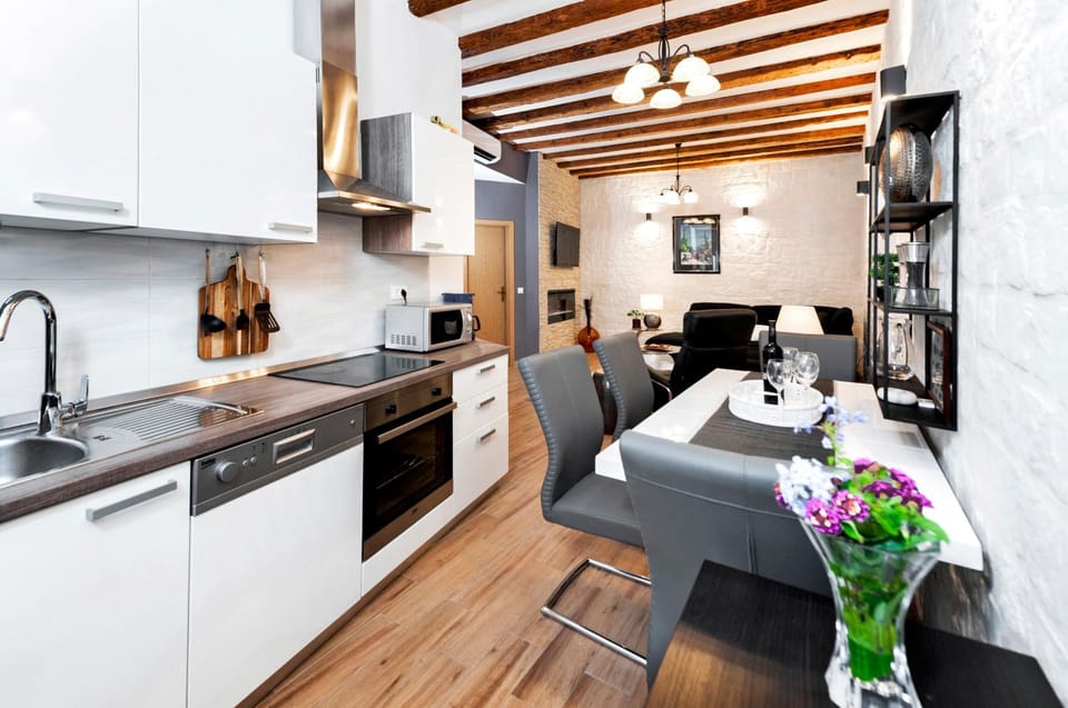 Kitchen or kitchenette, Photo of the whole room, Dining area