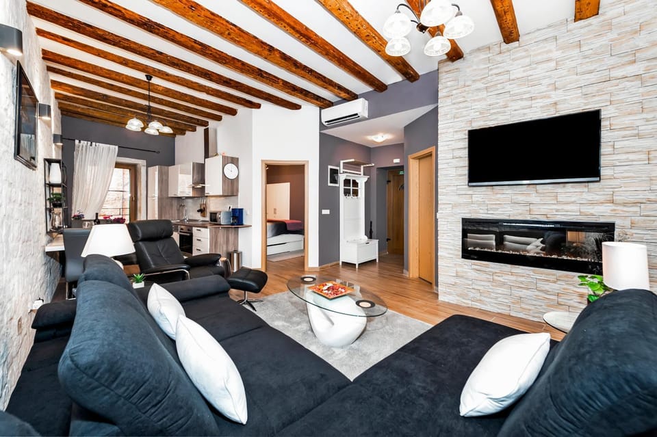 TV and multimedia, Kitchen or kitchenette, Living room, Seating area, Dining area