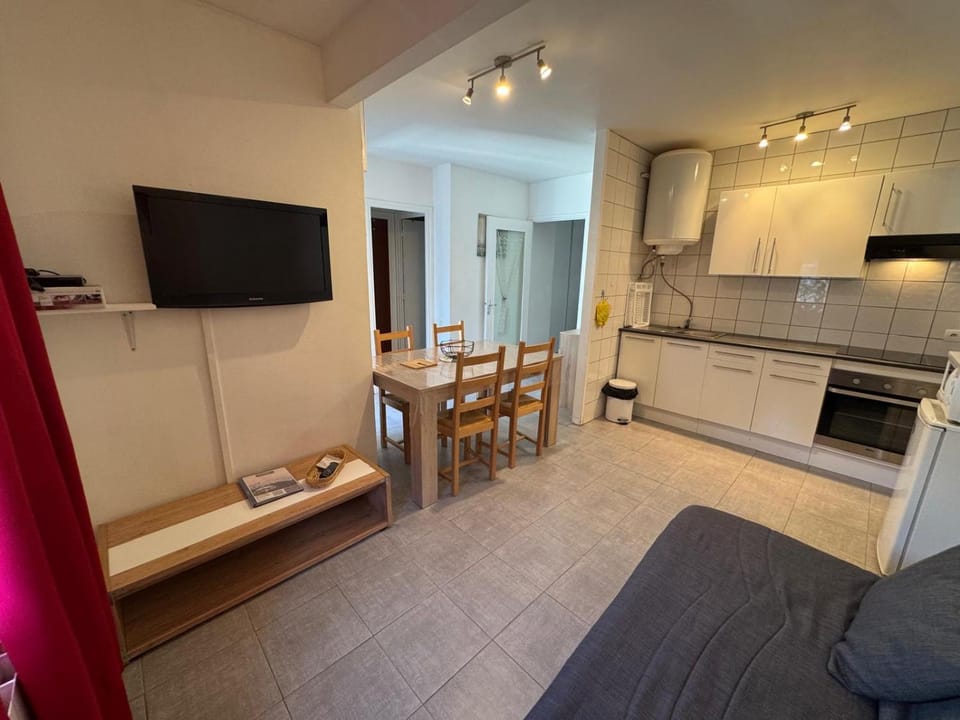 Living room, Seating area, Dining area, oven, pet friendly, stove