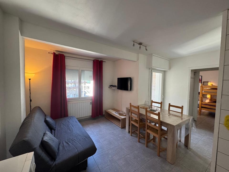 TV and multimedia, Kitchen or kitchenette, Living room, Dining area