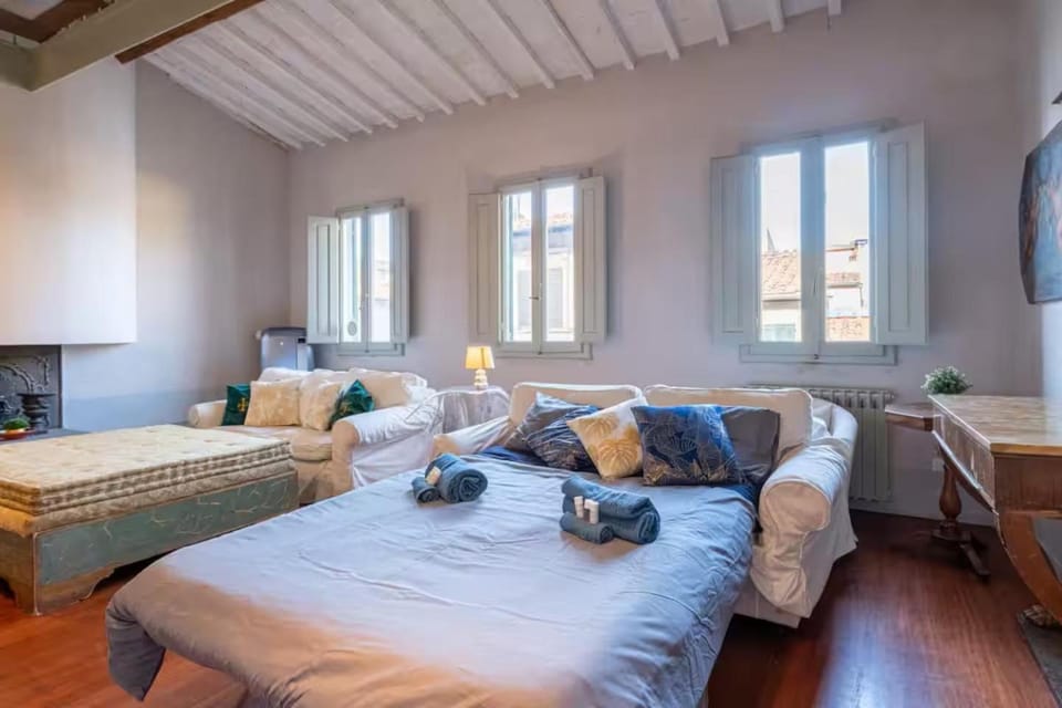 Bed, TV and multimedia, Living room, Photo of the whole room, Seating area, Bedroom