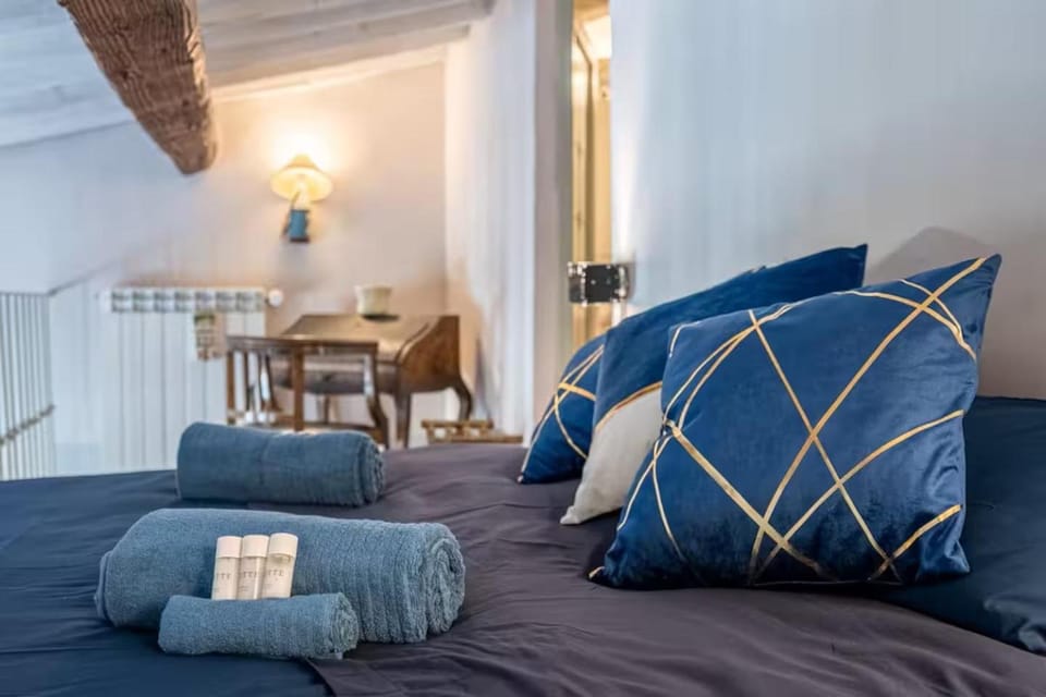 Bed, Living room, Photo of the whole room, Seating area, Dining area, Bedroom