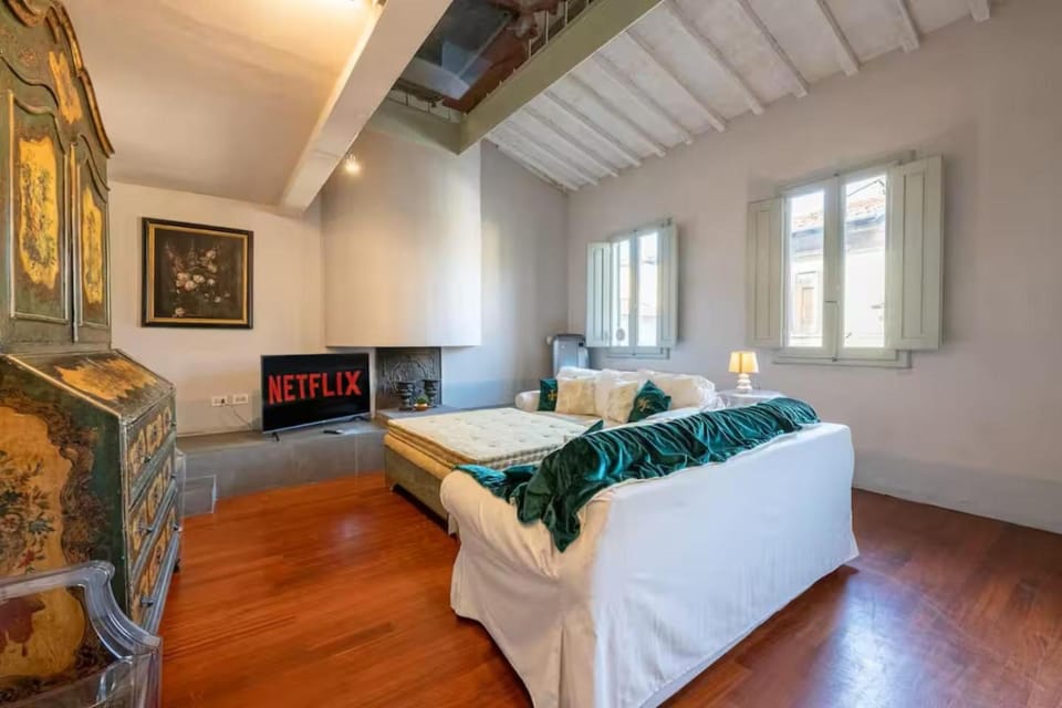 Bed, TV and multimedia, Photo of the whole room, Bedroom, towels