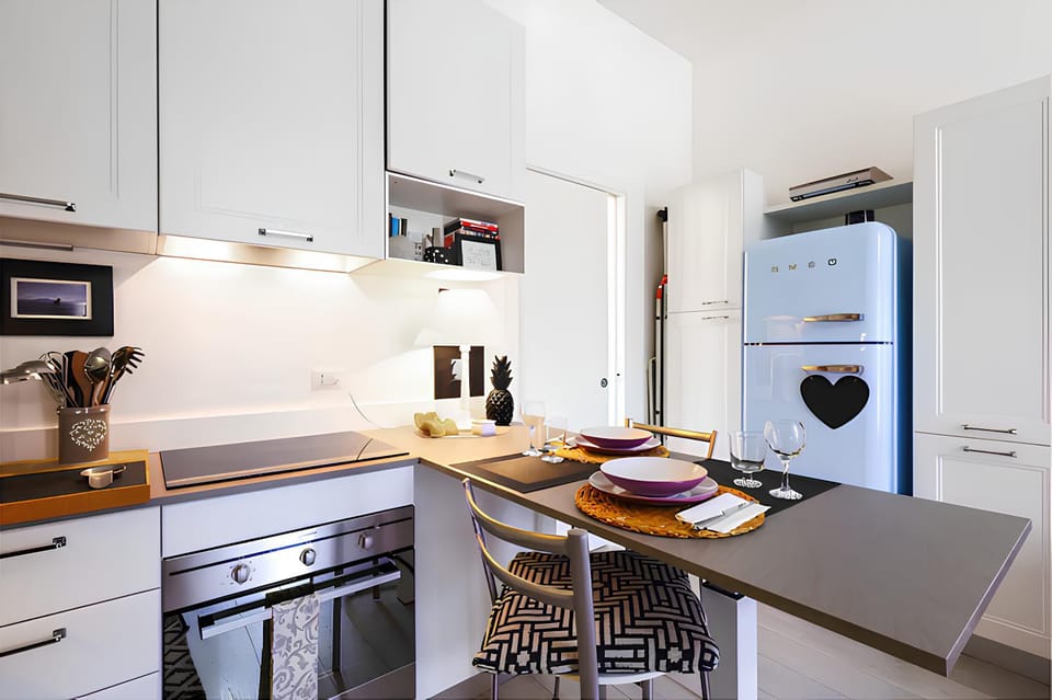 Dining area, pet friendly, air conditioner