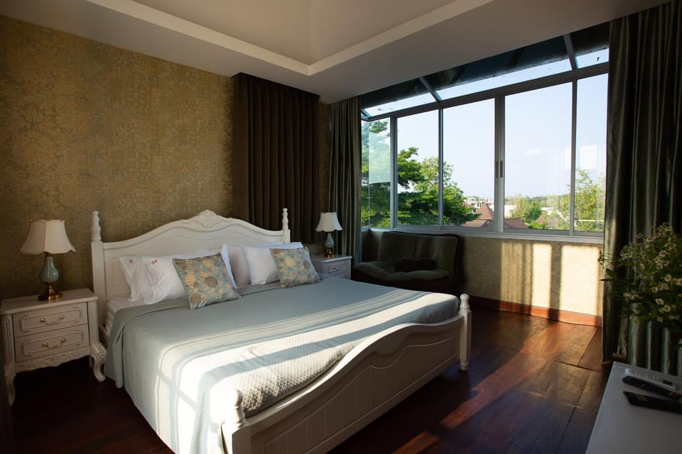 Bed, Natural landscape, TV and multimedia, Balcony/Terrace, Photo of the whole room, Bedroom, towels, air conditioner