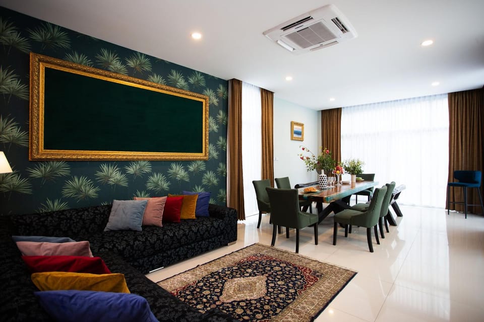 Living room, Seating area, Dining area, air conditioner
