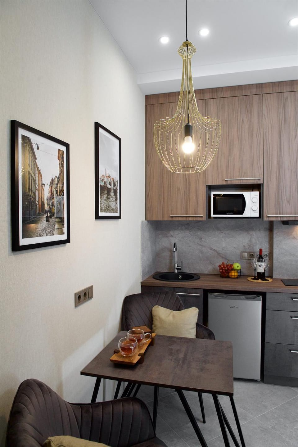 Kitchen or kitchenette, Dining area