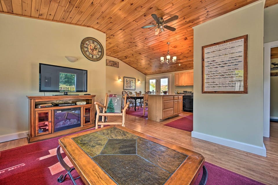 Cozy Apt w/ Hot Tub & Deck, 10 Mi to Stowe Resort! Apartment in Stowe