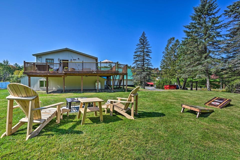 Cozy Apt w/ Hot Tub & Deck, 10 Mi to Stowe Resort! Apartment in Stowe