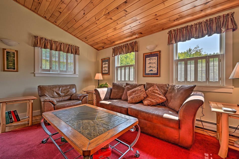 Cozy Apt w/ Hot Tub & Deck, 10 Mi to Stowe Resort! Apartment in Stowe