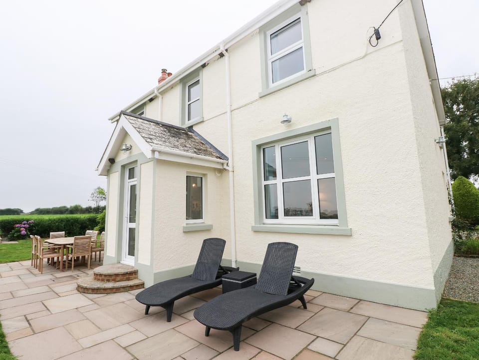 Copybush Cottage House in Martletwy