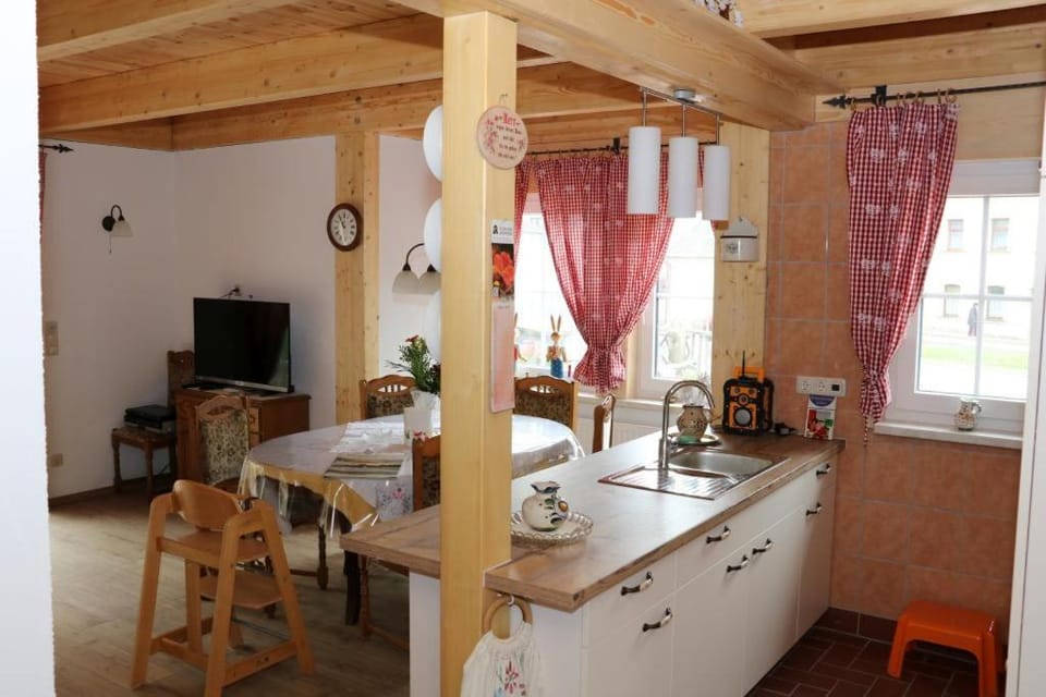 TV and multimedia, Seating area, Dining area